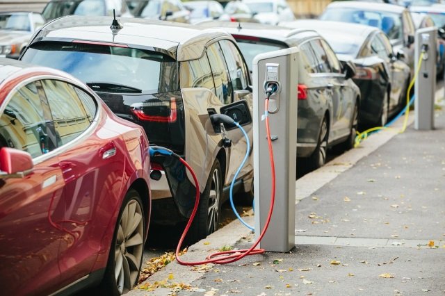 Voitures électriques en entreprise : report d'un texte clivant à l'Assemblée