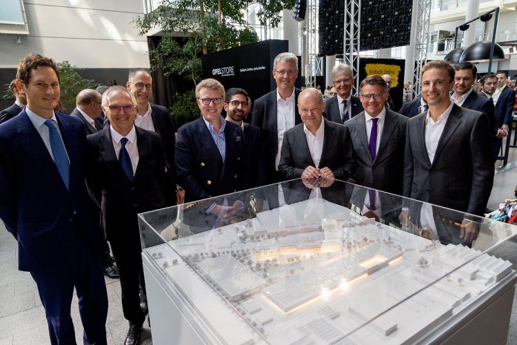 Pour les 125 ans d'Opel, des salariés célèbrent le virage électrique