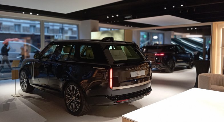 JLR poursuit sa transition vers le luxe avec l'ouverture de sa première  "maison de marques" à Paris