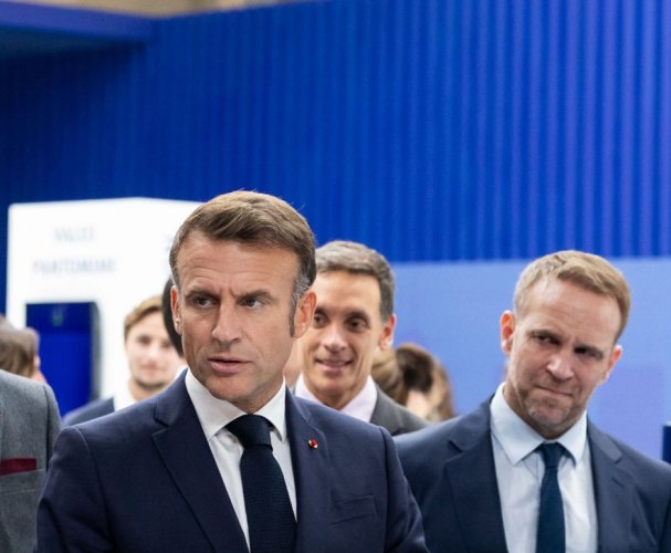 Emmanuel Macron : le budget doit permettre à la France de "continuer à réindustrialiser" et créer des emplois