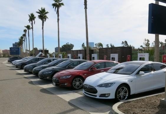 La Californie promet d'agir si Trump coupe les subventions aux voitures électriques