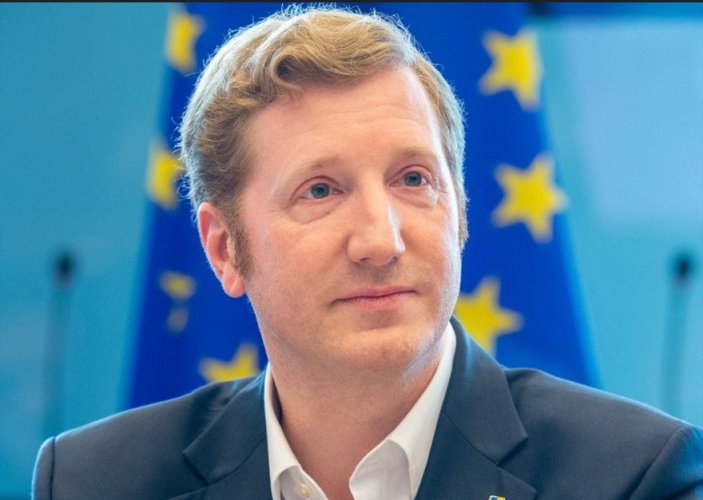 Fin des moteurs thermiques : "Le parlement ne prendrait pas la même décision aujourd’hui", estime Jan-Christoph Oetjen, député européen Renew Europe